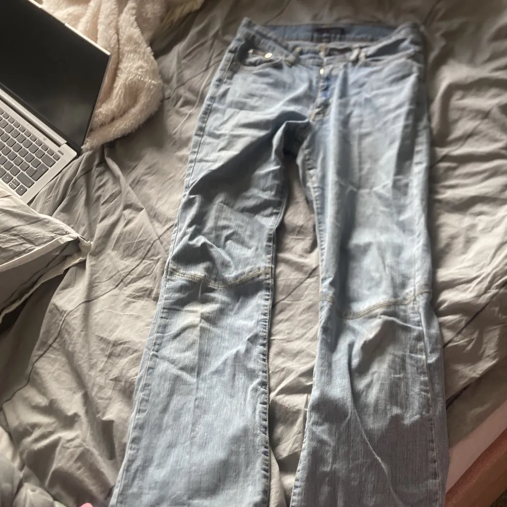 Ett par jeans . Jeans & Byxor.