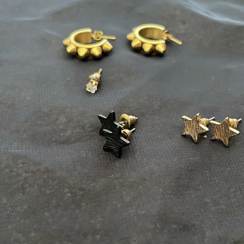 Endast guldiga smycken, har lite av diverse ting. Armband ringar örhängen, priserna är diskuterbara! Jag säljer två par örhängen från EDBLAD.  EDBLAD TAGGAR SÅLDA RINGAR SÅLDA  SVARTA STJÄRNOR SÅLDA!. Accessoarer.