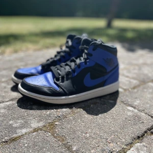 Jordan 1 Mid ”Hyper Royal” - Säljer ett par Jordan 1 Hyper Royal. Skorna är i nästan som nya med inga skador alls, Skorna är använda runt 5 gånger. Lådan finns kvar.