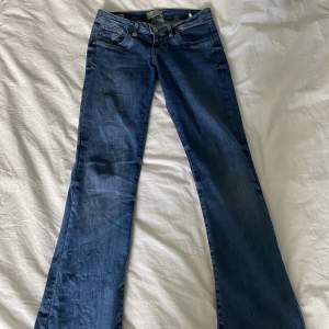säljer mina fina o populära ltb jeans i modellen valerie storlek 27/32🩷 lågmidjade o bootcut. Nyskick!! skriv privat för mer bilder eller info. pris går möjligtvis att diskutera. bildbevis på inslaget paket kommer vid köp🩷🙏🏼