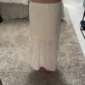 Säljer denna snygga vita lång kjol från hm som är helt slutsåld!💓använd en gång!