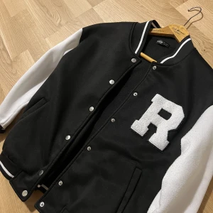 Jacks - Jag använde bara några gånger. Säljer på grund av det är litet för mig och även för att det är sommar, därför kan jag inte ha på mig. Storleken är XS/ EU34