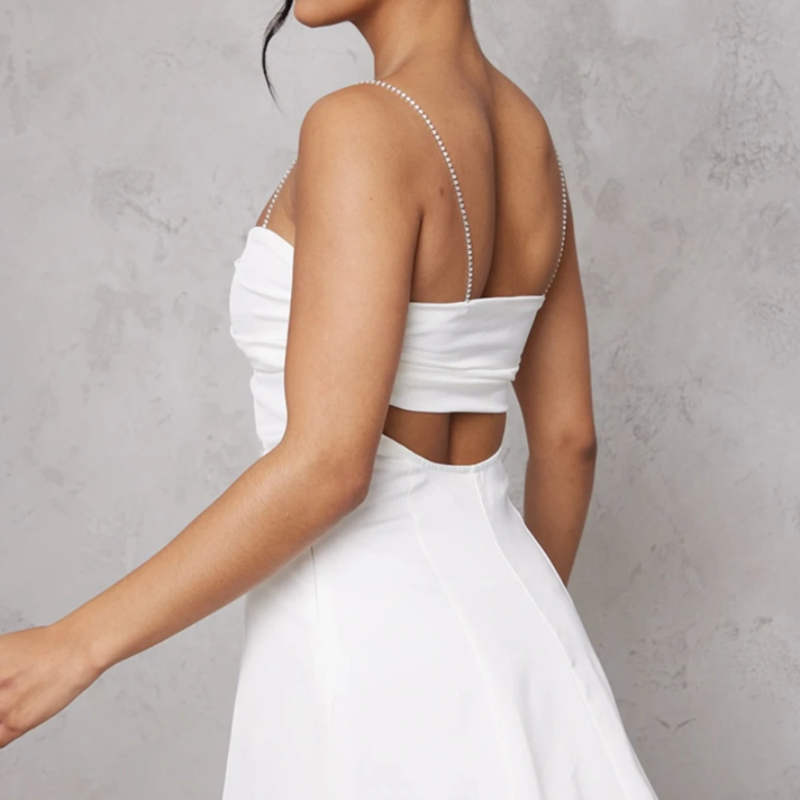 Vit satinklänning med diamant axelband - 91