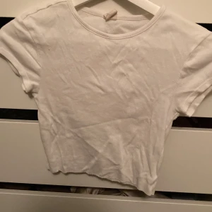 Vit tight T-shirt  - Jättesöt vit T-shirt, smått ribbad som sitter tight. Inte cropped även om den ser liten ut 