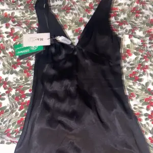En helt ny svart klänning i silke. Jag köpte den för två månader sen men den var för liten så har ej kunnat användas. Så därför säljer jag den:)