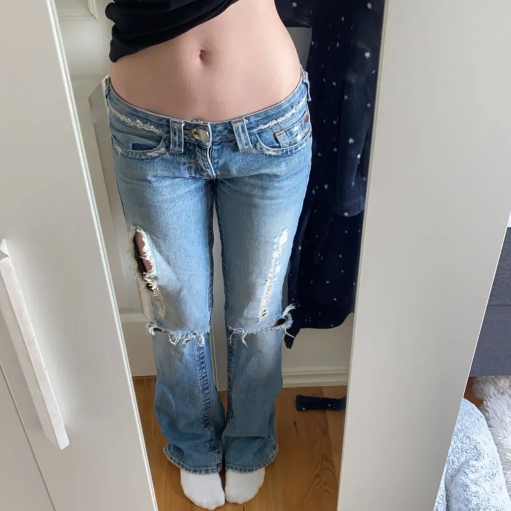 Jätte fina lågmidjade jeans från true religion som är köpta från Plick💓 Jag är 163, skriv för fler bilder ifall ni är intresserade och pris kan diskuteras💓💓. Jeans & Byxor.