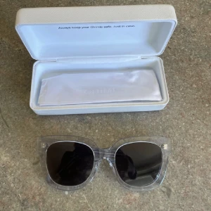 Chimi 08 - Super fina chimi i modellen 08 färg litchi clear/grå. Säljer för att dom inte passar mig😥 man får med alla tillbehör. Säljer även fler fina grejer på min profil ☺️❤️( chimi namnet på sidan är lite utsuddat men inget man tänker på, annars inga defekter