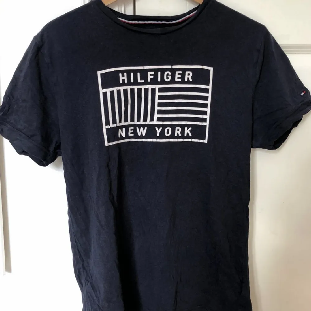 Mörkblå t-shirt från Tommy Hilfiger. Funkar unisex. Strl S. Bomull. Fri frakt 4/6 18.00-00.00.. T-shirts.