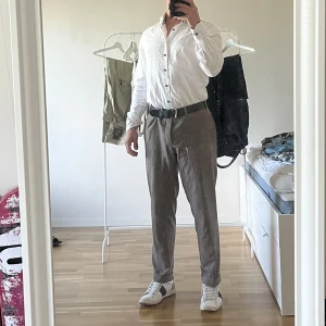 Kostymbyxor bruna - Kostymbyxor jag köpte i Kroatien för ett tag sedan. Hoppas dom kan göra någon annan nytta🌞🌞vet inte exakt storlek men dom sitter exakt som motsvarande i 32/32 eller 48