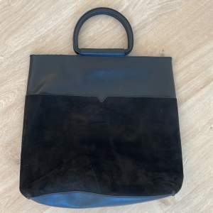 En svart Carin Wester väska som bara har används ett fåtal gånger. Insåg att jag inte använder den så mycket längre och därför säljer den nu för ett bra pris. Bra skick och har 2st fack inuti väskan 💘