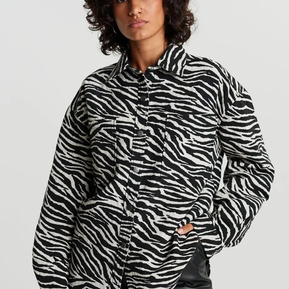 En härlig skjortjacka i zebra mönster från Gina Tricot. Fint skick. . Jackor.