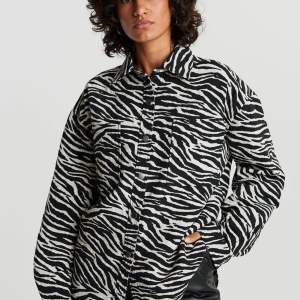 En härlig skjortjacka i zebra mönster från Gina Tricot. Fint skick. 