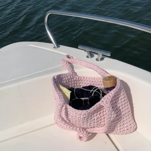 Virkad väska  - Rosa virkad väska, använd några få gånger💛 