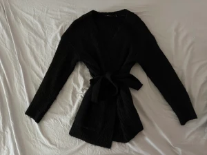 Svart stickad kofta - En så gullig och mysig kofta. Använts några gånger men inget som syns. Fortfarande i nyskick. Inga defekter. Skriv om ni har frågor🫶🏼priset går att diskutera 