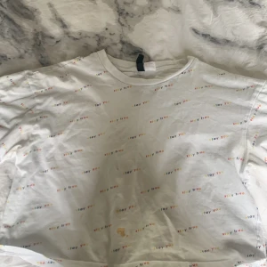 Tröja - Inte min stil💕liten fläck men går att tvätta.och jag tvättar innan💕