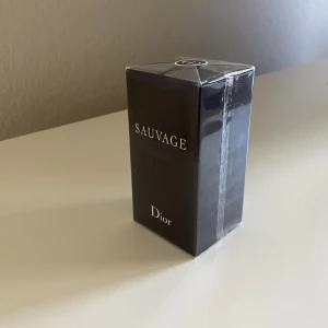Dior Sauvage parfym Edt 60 ml - Den populära Sauvage Dior i oöppnad förpackning fortfarande inplastad och helt ny. Nypris ligger runt 900 kr, 60 ml.