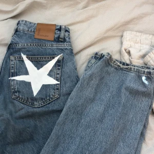 Jeans  - Blåa utsvängda jeans från bikbok med en vit stjärna på ena fickan. Säljer på grund av att dom har blivit för små. (Köparen står för frakten)💗❤️
