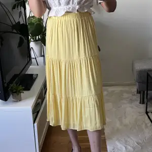 Gul kjol från Gina Tricot i storlek S. Väldigt fint skick! 