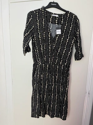 Klänning med prickar - Oanvänd med prislappen kvar. Storlek 38.