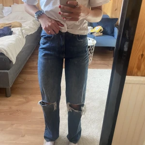 Håliga jeans  - - Jag är 164 som referens  - Hög midja  - Kunden står för frakt 🚚 