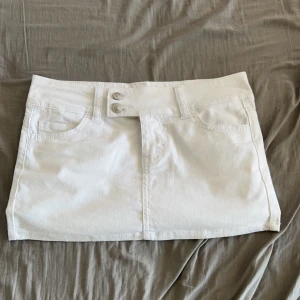 Lågmidjad minikjol  - Söt vit lågmidjad minikjol som är relativt ny💖