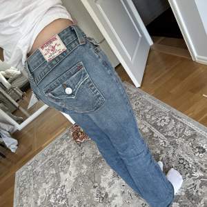 Äkta true religion jeans i lågmidjad bootcut modell. Perfekt skick, perfekt i längden för någon som är runt 160. Köpa nya för 900 kr. Vid flera intresserade startas budgivning 💗
