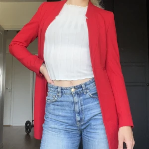 Elegant kappa från Zara - Säljer denna röda kappa från Zara. Sitter figurnära, i storlek S. Använd få gånger så är i fint skick! 
