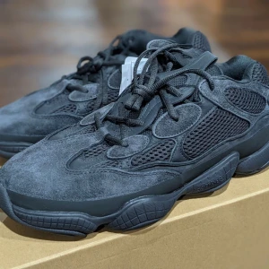 Yeezy 500 - Yeezy   Ny    Alla tags  Oanvända  Box och allt  Köp bevis från adidas
