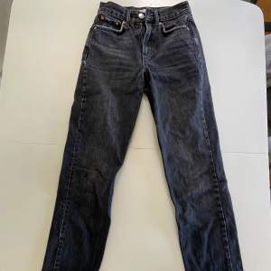 Säljer dessa super snygga jeans med slits pga för små! Har använt många gånger men det är i bra skick! 💕
