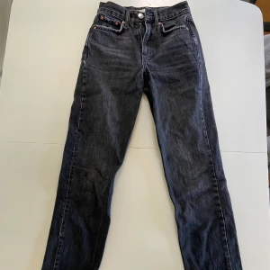 Jeans - Säljer dessa super snygga jeans med slits pga för små! Har använt många gånger men det är i bra skick! 💕