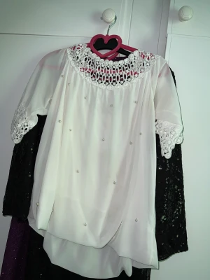 Kläder - Hej! Säljer kläder på grund av att jag inte använder dessa längre.  Vita blusen med pärlor 50kr Vit kjol med paljetter 80 kr Vit shorts jumpsuit ( vad det nu än heter ) 50 kr  Mer info skicka PM