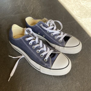 Oanvända Converse - Ett par mörkblå låga converse i storlek 39! Bara använda inomhus en gång pga köpte fel storlek. Nyskick alltså! Nypris 700💙
