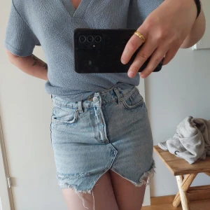 Jeanskjol - Väldigt fin kjol i denimmaterial från Zara som inte längre säljs. Säljer av den då jag växt ur den lite. Ser inte storleken men skulle gissa på 34/xs! 💗