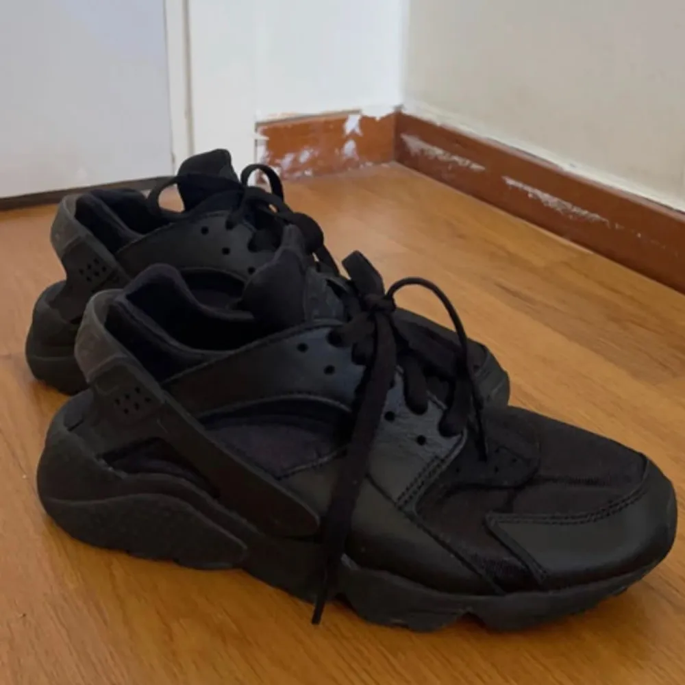 Hej, Jag säljer svarta Nike Huarache skor i storlek 38,5 för 500kr och använda nästan inte alls utan bara 2-3ggr!. Skor.