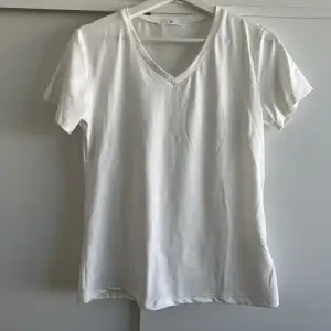 Vit T-shirt från hm, storlek M, passar S också! Säljer för 40kr inkl frakt som köparen står för🤍