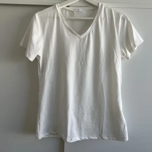 T-shirt  - Vit T-shirt från hm, storlek M, passar S också! Säljer för 40kr inkl frakt som köparen står för🤍