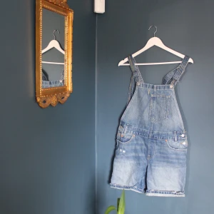 Levi’s, korta hängselbyxor  - Använd ett fåtal gånger, köpt i Levi’s butik för ca 2 år sedan