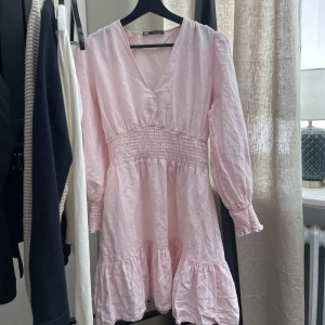 Klänning från zara - Säljer min fina klänning från zara eftersom den inte kommer till användning. Köpte den på plick men aldrig använt. Storlek S, jag är 165 för referens. 250kr inklusive frakt🥰