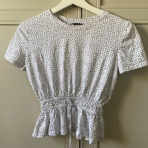 Topp - Fin topp från Zara! Använd ett fåtal gånger.