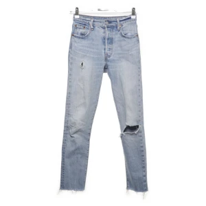 Levis 501 w 23 - Säljer dessa super snygga Levis 501 i waist 23. Passar XS dock lite korta i benen på mig som är 175.
