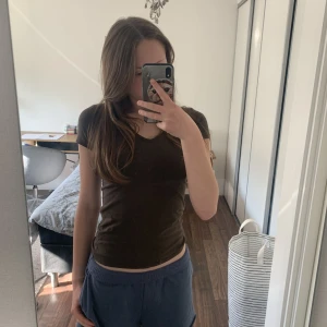 Grön/brun/grå tajt tröja - En tunn, fin, sommar tröja perfekt till en varm dag. ❤️