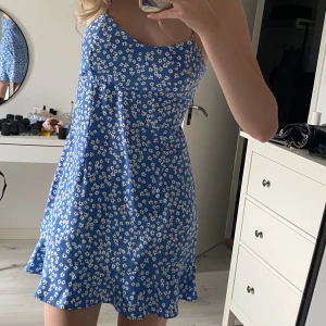 Zara klänning  - Blommig klänning från zara! Köpt för två år sedan men aldrig använd