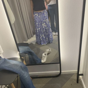 Lång kjol - En långkok som jag inte har haft någon användning till. Den är från Lindex. Originaltroget var 500kr. Säljer för 400 kr och kommer ej kunna sänka, bara höja priset. Köparen betalar för frakten🫣❤️