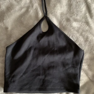 Sommartopp svart med knytning - Perfekt till sommaren!