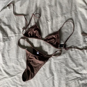 Bikini - Bikini från NA-KD använd vid ett tillfälle för snygga foton, så SNYGG och perfekt stt sola i men är inte självsäker nog för att använda igen. Säljer helst delarna tillsammans men går även separat. Överdelen är M, nederdelen är L men passar också M.❤️