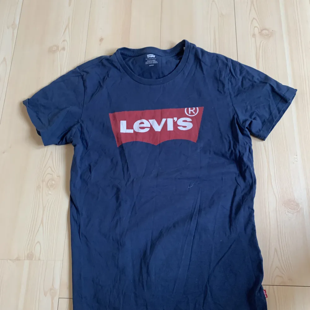 Marinblå Levi’s T-shirt i storlek 160-170 . T-shirts.