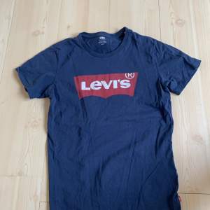 Marinblå Levi’s T-shirt i storlek 160-170 