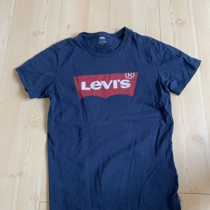 Levi’s T-shirt - Marinblå Levi’s T-shirt i storlek 160-170 