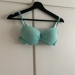 Turkos mönstrad bikiniöverdel 75B  - Bikiniöverdel utan vaddering med bygel Storlek 75B från Cubus Använd men i gott skick 