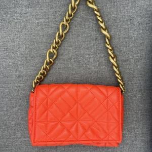 Zara axelväska - Orange axelväska med guldfärgat kedjeband, från Zara. 